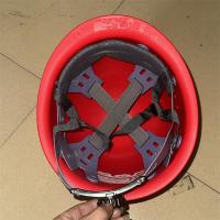 近登红色安全帽