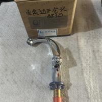 兰花面盆边开水龙头