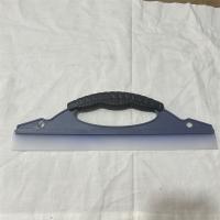 手拿黑把刮刀硅胶